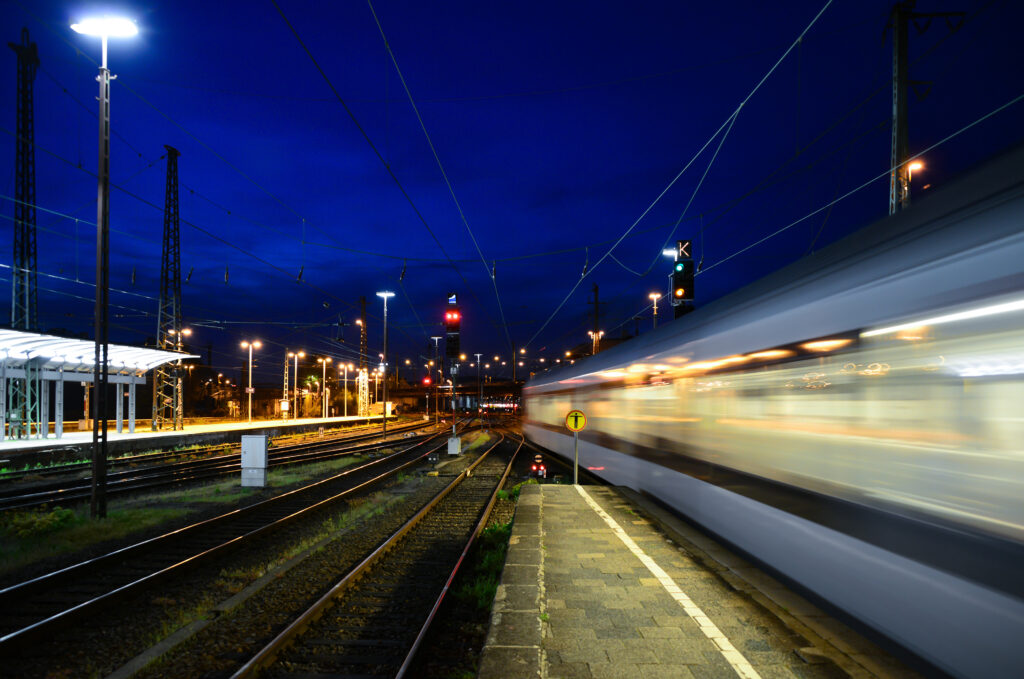 Hauptbahnhof Eisenbahn Lichter Ausfahrt Zug Geschwindigkeit Wischer Signale Oberleitung Hagen blaue Stunde Bewegung Zug Deutschland Abfahrt HP0 Express Infrastruktur